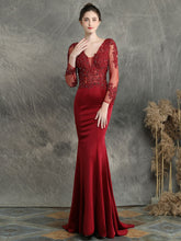 Robe de soirée à manches longues ornée d'appliqués et de clous, confectionnée à la main