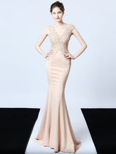 Robe de soirée longue ornée d'appliqués et de perles, faite à la main