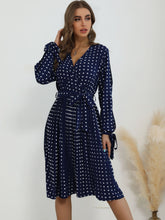 Robe bleue à pois plissée à col en V