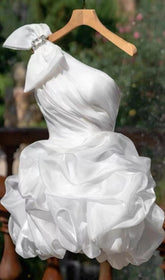 Robe courte blanche asymétrique à nœud papillon