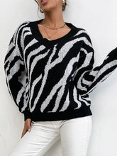 Pull noir à col en V imprimé zèbre