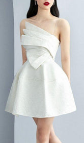 Robe courte blanche à bretelles