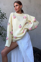 Pull en maille minimaliste à col rond et fleurs 3D