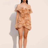 Robe à épaules dénudées à volants et empiècements floraux