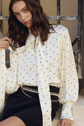 Chemisier slim chic à pois et col noué