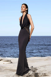 Robe de soirée sirène dos nu en dentelle à col V et décolleté licou