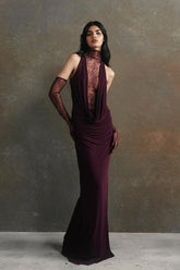 Robe de soirée moulante à manches longues et décolleté en V profond en dentelle