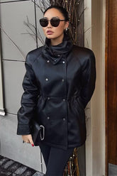 Manteau mi-long en similicuir noir à col montant et coupe ajustée