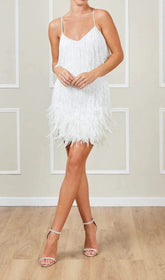 Robe courte blanche à franges et plumes