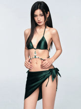 Ensemble bikini en satin émeraude et pierres précieuses