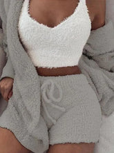 Ensemble en maille douce : crop top, short, manteau long