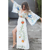 Robe longue bohème en coton brodée de fleurs et décolleté en V profond