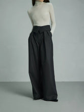 Pantalon noir à jambes larges et taille haute