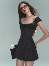 Robe courte à fines rayures et bordure en dentelle - Robe de cocktail évasée à manches courtes et col carré pour femme