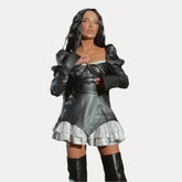 Robe en cuir noir à volants et laçage décolleté