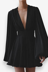 robe noire courte à manches bouffantes et col en V