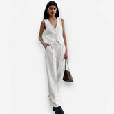 Costume haut de gamme composé d'un gilet sans manches à col en V et d'un pantalon.