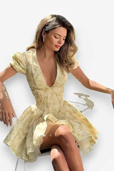 Robe plissée à manches courtes et col en V