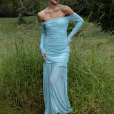 Robe de bal bleu clair à épaules dénudées, manches longues et volants