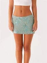 Jupe courte taille basse à fleurs et sequins