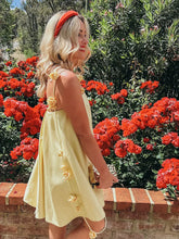 Robe jaune plissée à bretelles et imprimé floral