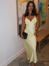 Robe longue nuisette en satin jaune à fleurs