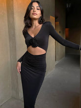 Robe moulante noire à décolleté en V et découpes fleuries