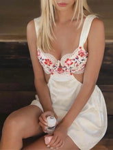 Robe mini fleurie élégante en dentelle dos nu