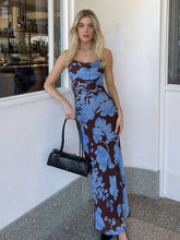 Robe longue dos nu à imprimé décolleté