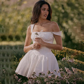 Robe de bal blanche cintrée à col carré et bretelles