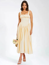 Robe midi plissée en satin à encolure carrée