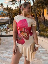 Robe de vacances imprimée à col asymétrique et volants, épaules dénudées