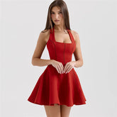 Robe de bal rouge dos nu à taille haute et empiècements