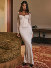 Robe moulante en dentelle à manches longues et fente au dos