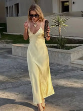 Robe midi jaune satinée dos nu à bretelles