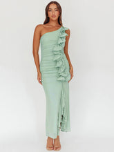 Robe moulante asymétrique à volants drapés et drapée