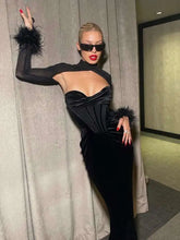 Robe midi moulante à manches en résille et plumes