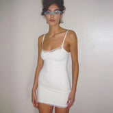 Robe de nuit mini sans manches en dentelle fine