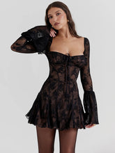 Robe moulante imprimée à manches évasées et plissée