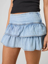 Jupe mini trapèze à volants en denim délavé