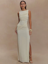 Robe longue moulante à col rond et fente froncée