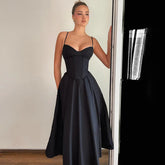 Robe de bal noire à corset rigide et bretelles longues