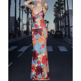 Robe de vacances à bretelles fines et à fleurs contrastées et perles