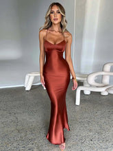 Robe longue moulante sans manches à fines bretelles en satin