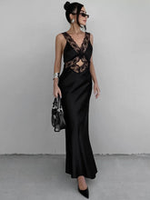 Robe longue de soirée moulante en dentelle à décolleté plongeant
