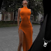 Robe midi moulante orange à col roulé fendu