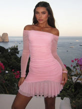 Robe mini rose à épaules dénudées et froncée