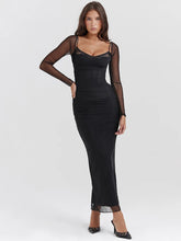 Robe moulante noire sans bretelles en résille transparente