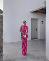 Robe longue rose brodée de fleurs