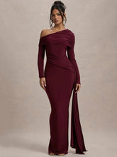Robe moulante à col asymétrique et manches drapées